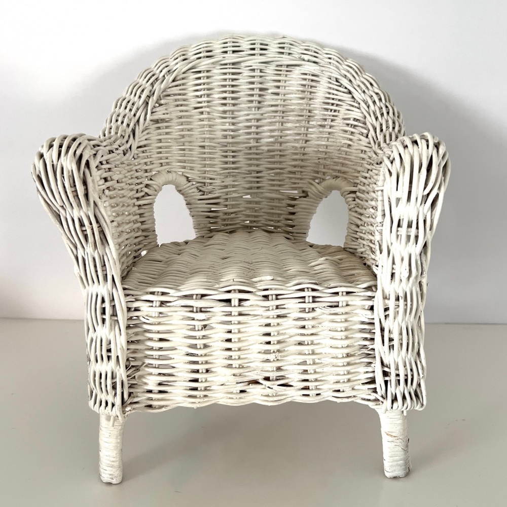 VINTAGE DOLL TOY OR PLANT STAND White Wicker Chair